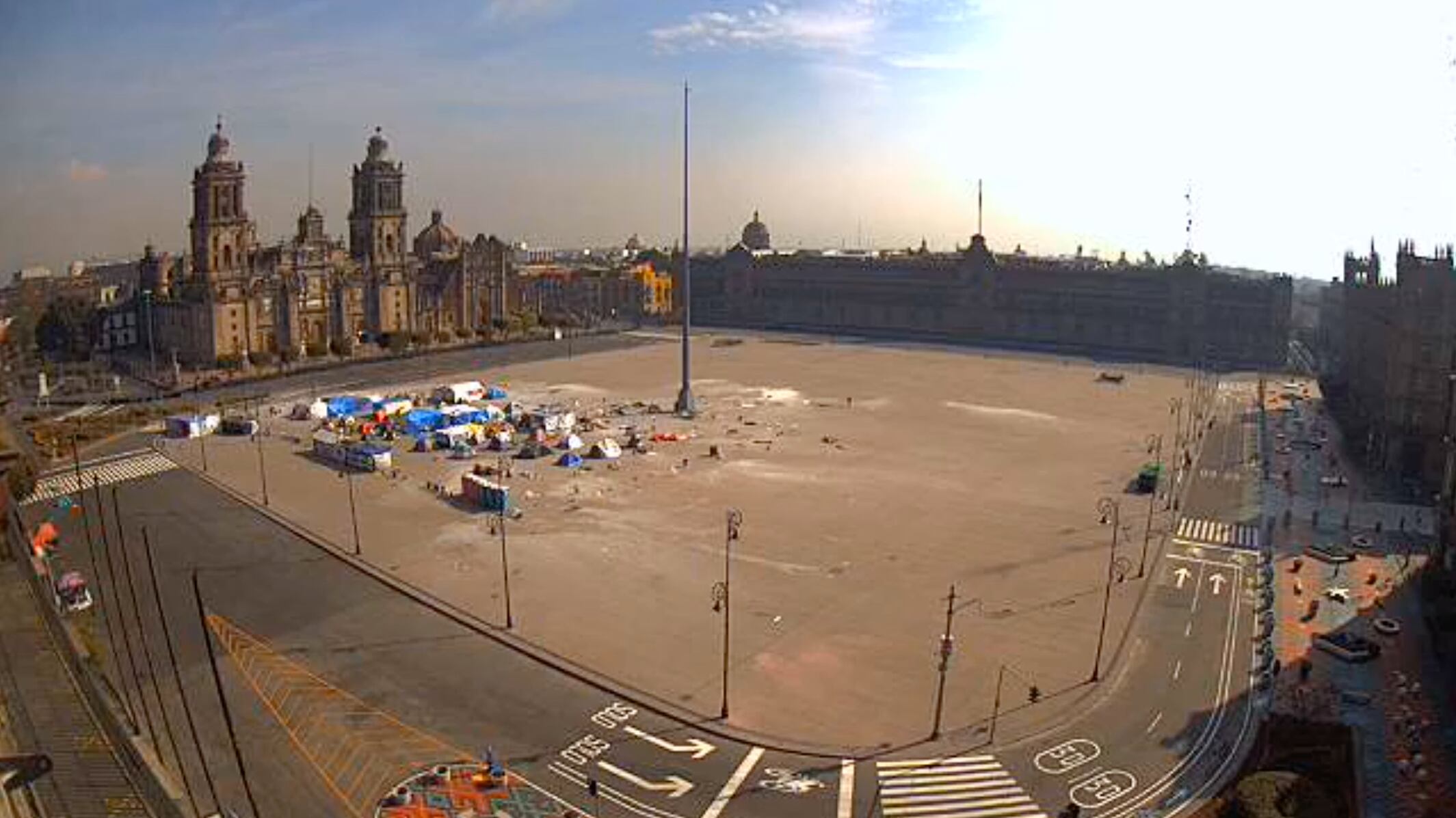 Retiran casas vacías del FRENA en el Zócalo