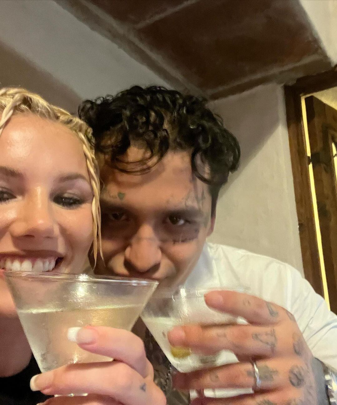 Mónica Corgan con Christian Nodal.