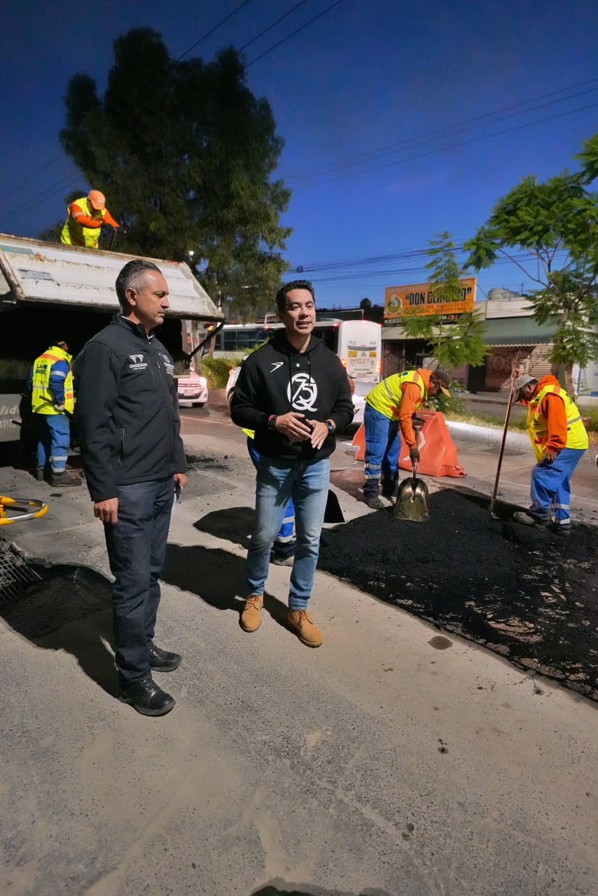.Querétaro atiende más de 28 mil reportes de baches durante administración de Felifer Macías.