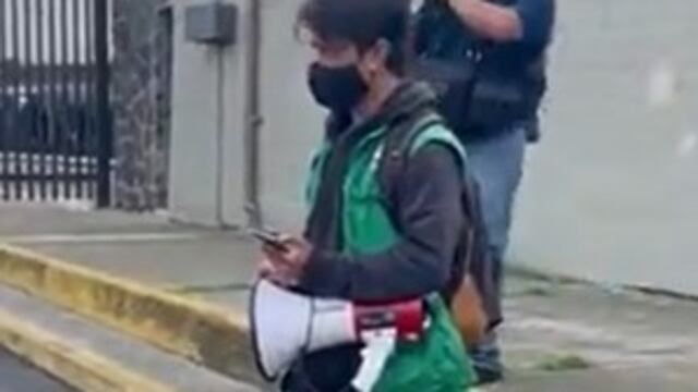 "Gracias a AMLO y Sheinbaum", es el audio con que se recibe en la vacunación.