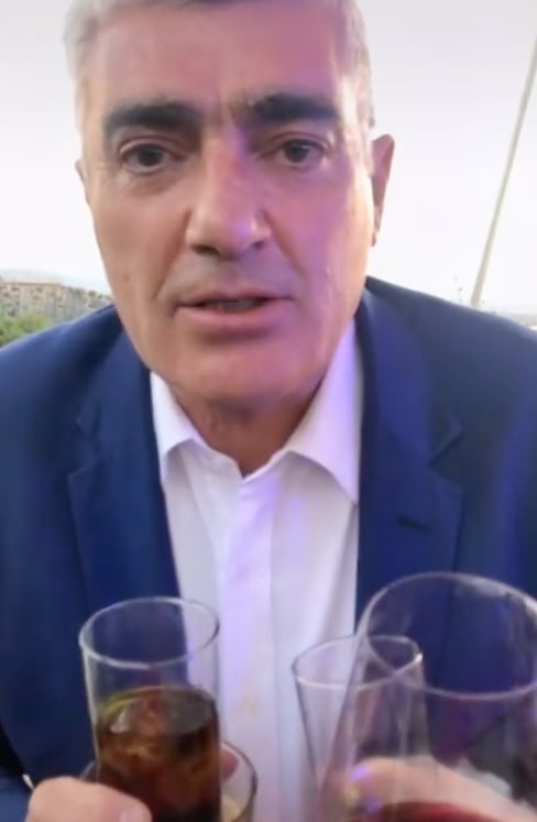 Hombre con tragos en la mano