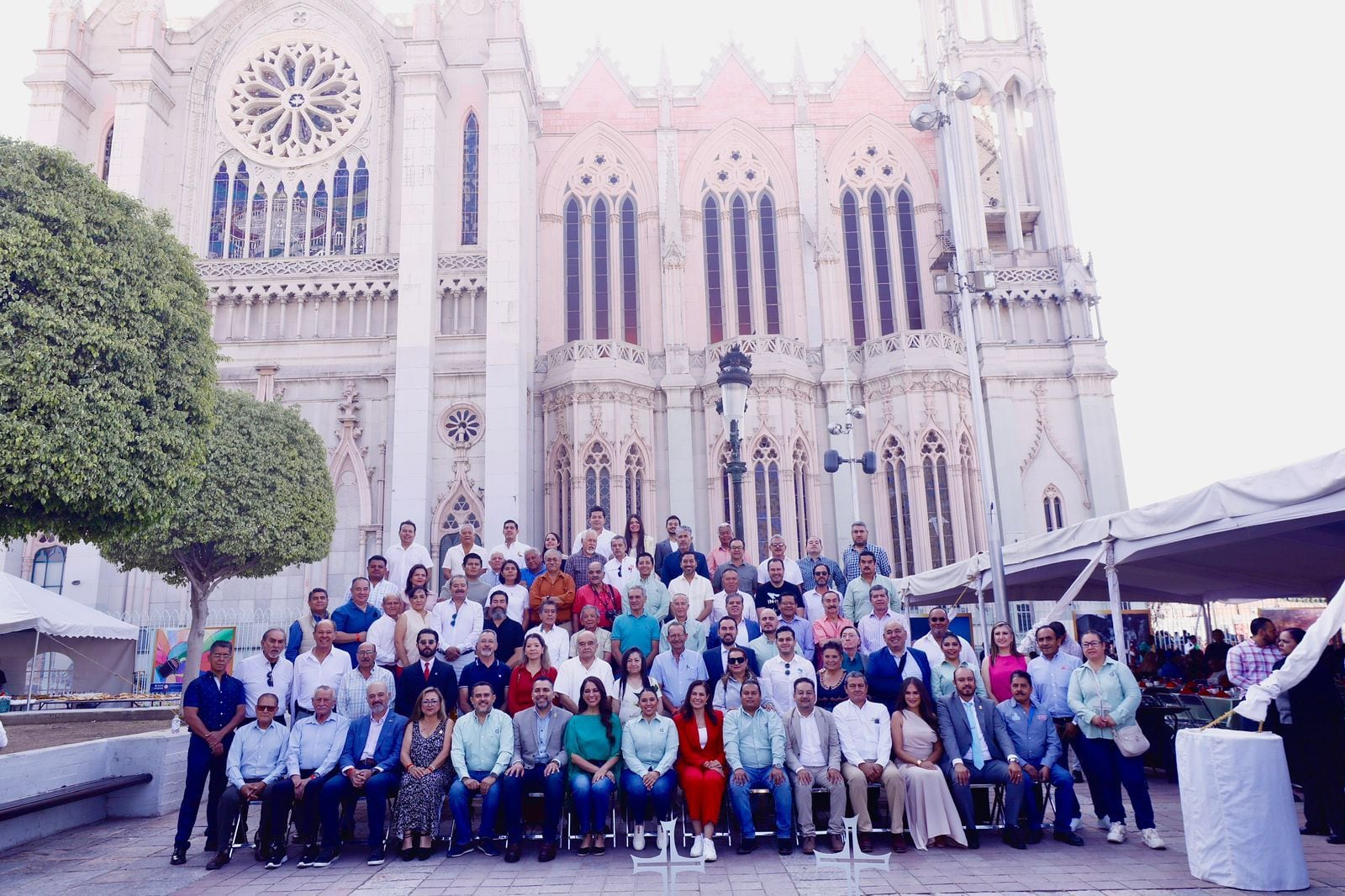 Libia Dennise reconoce a trabajadores de la construcción en Guanajuato.