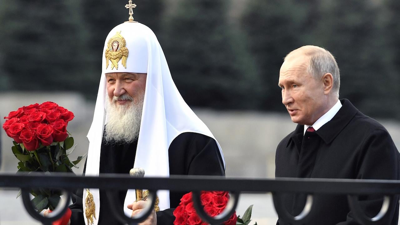 El presidente ruso Vladimir Putin asiste a una ceremonia con el Patriarca Cirilo I de Moscú.