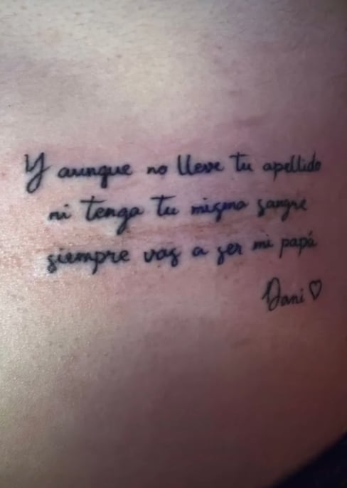 Tatuaje con emotiva frase que se tatúo una joven para su padrastro