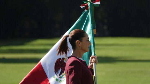 Claudia Sheinbaum le envía mensaje a Donald Trump al celebrar el Día de la Bandera