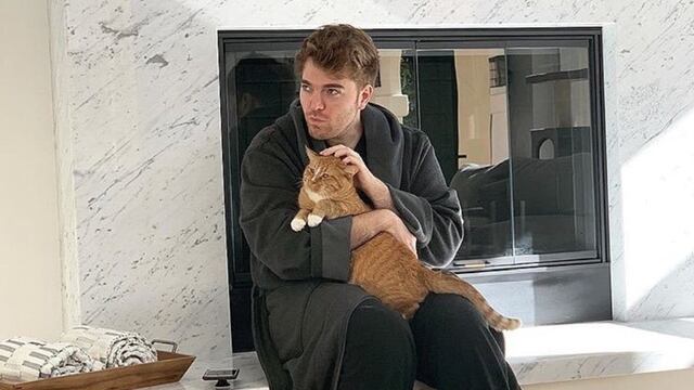 Shane Dawson y si gato Cheetoh.