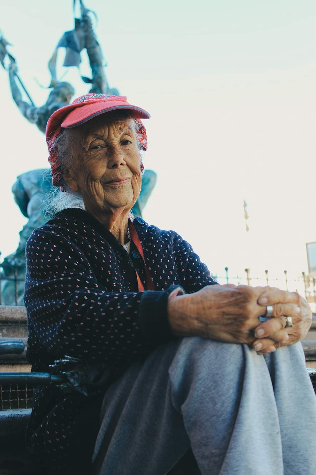 Abuelita pide sesión de fotos y ofrece pagar con manzanas