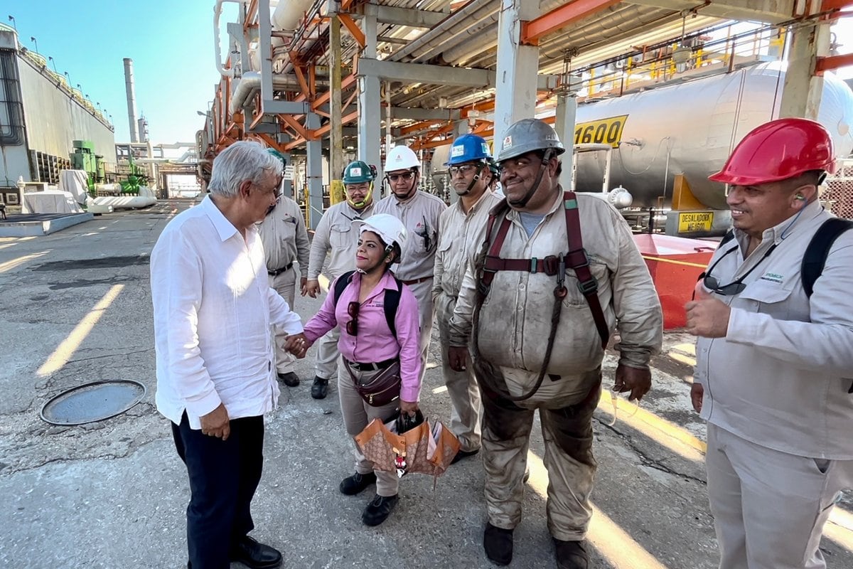 AMLO visitó a trabajadores de Pemex la víspera al 85 aniversario de la expropiación petrolera