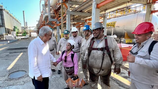 AMLO visitó a trabajadores de Pemex la víspera al 85 aniversario de la expropiación petrolera