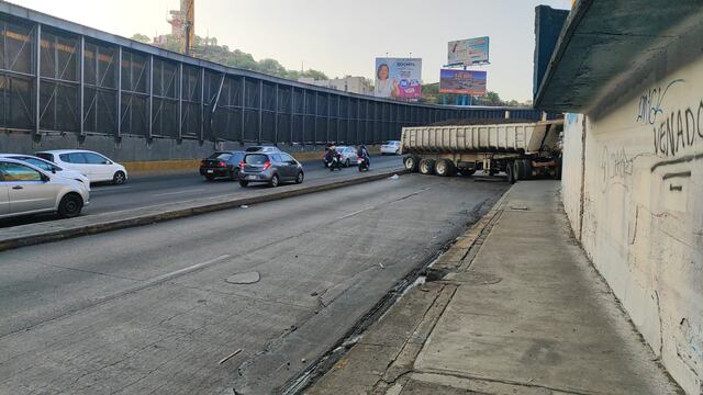 Trailer genera tránsito pesado en Circuito Interior