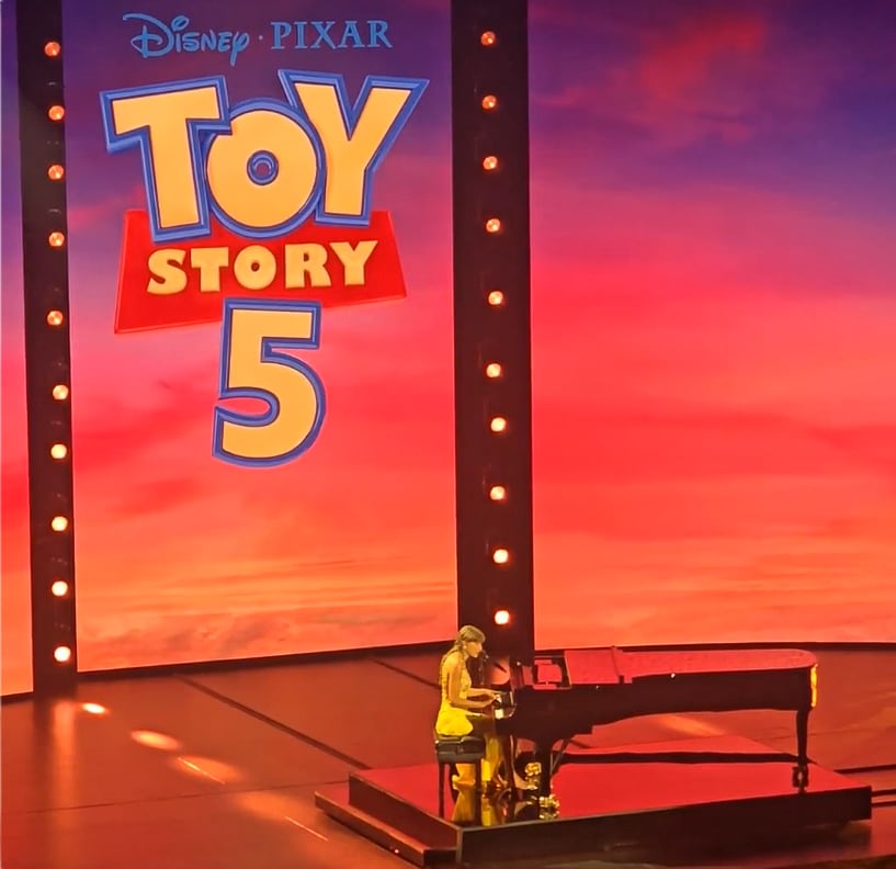 Taylor Swift canta en vivo en el estreno mundial de Toy Story 5