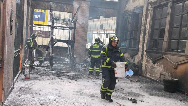 Bomberos logran controlar incendio en el restaurante Enrique