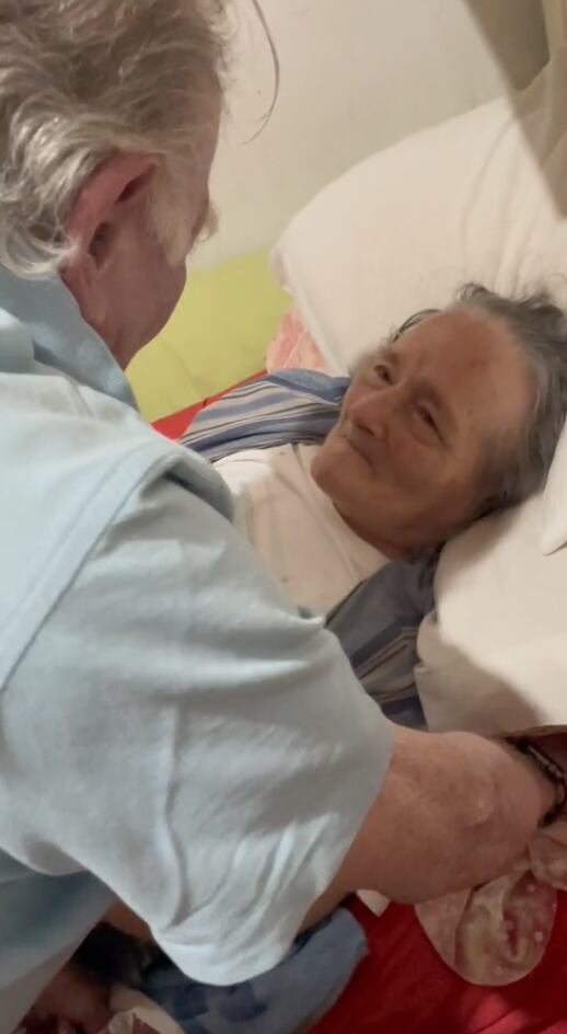 Hombre visita todas las mañanas a su esposa con Alzheimer para que no se olvide de él