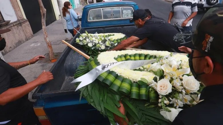 Sorprenden coronas de flores en el funeral de El Mencho
