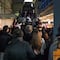 Luis Miguel se va en su helicóptero y los fans se vuelven locos persiguiéndolo antes de despegar (VIDEO)