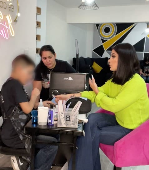 Kimberly Flores y Gabriel Quimbar, niño manicurista