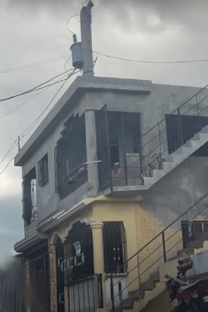 Poste de luz, casa