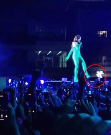 Dua Lipa patea a un Dr. Simi