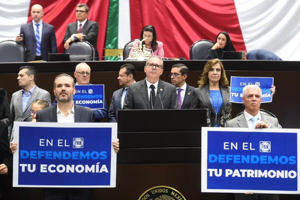 Enrique Godínez del Río y diputados del PAN
