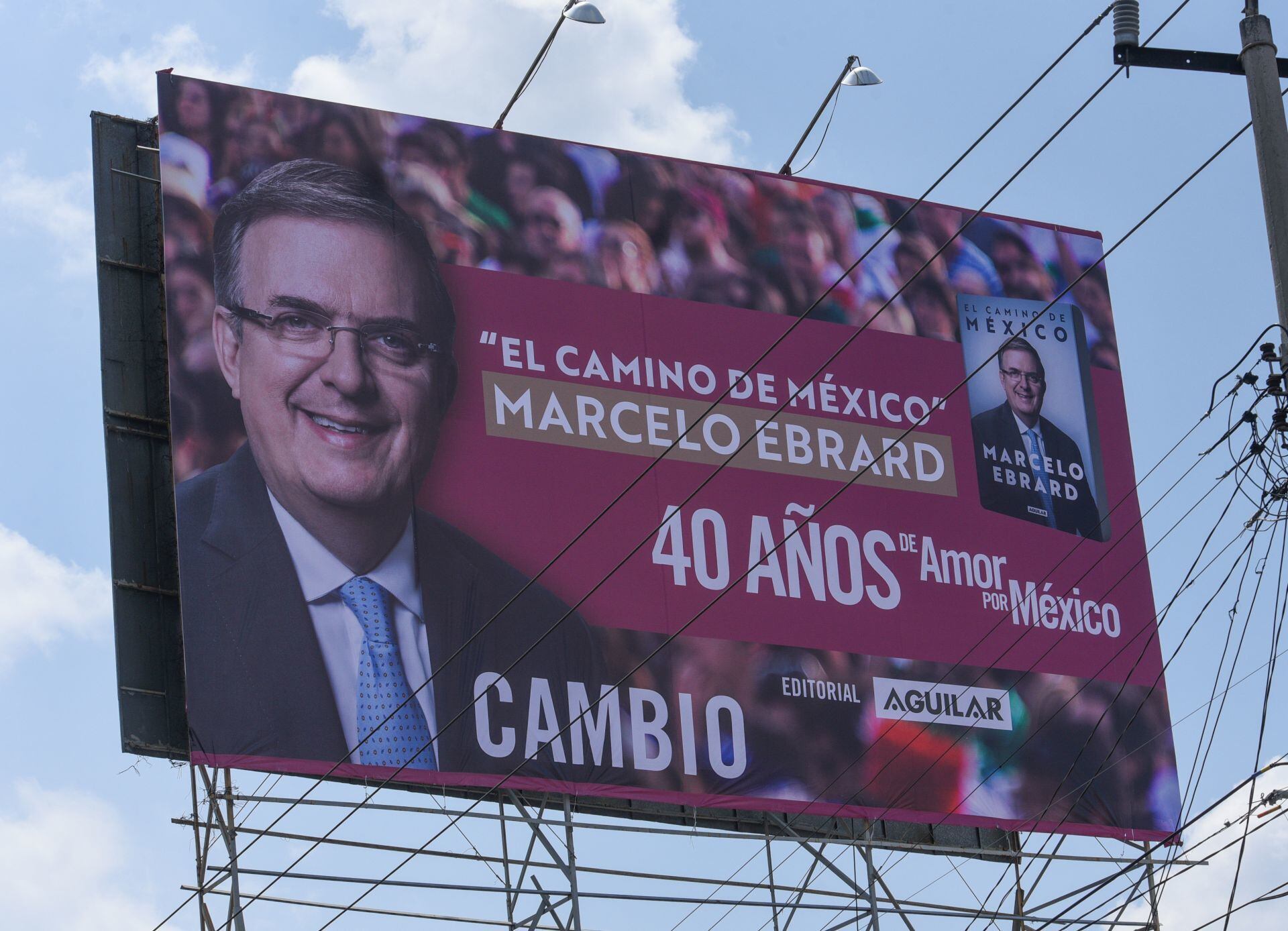 Espectaculares en el Valle de Toluca promocionando el libro “El Camino de México” de Marcelo Ebrard