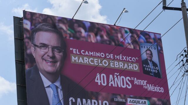 Espectaculares en el Valle de Toluca promocionando el libro “El Camino de México” de Marcelo Ebrard