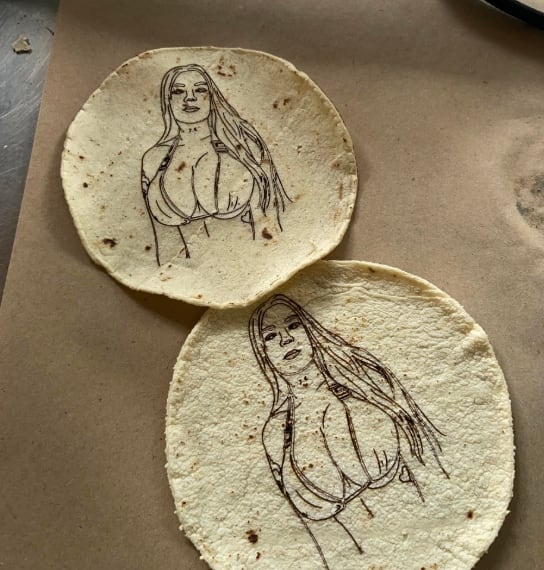 Plasman la figura de Karely Ruiz en una tortilla