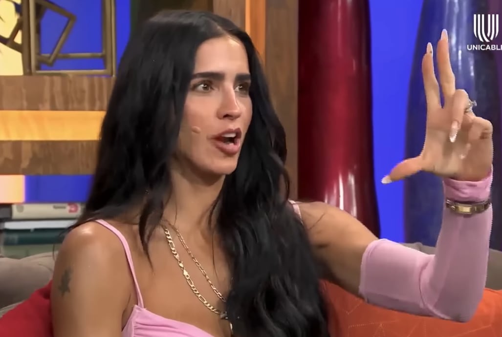 Bárbara de Regil muestra que es experta midiendo penes.