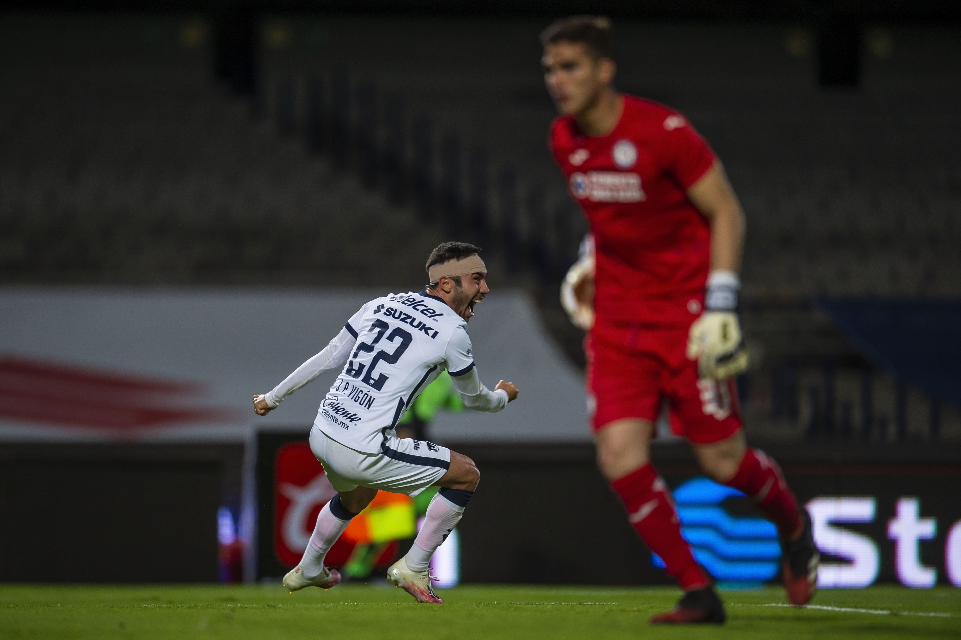 Juan Pablo Vigón de Pumas, anota el gol que elimina a Cruz Azul en la semifinales del Apertura 2020.