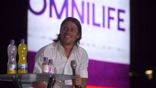 Almeyda en evento de Omnilife, patrocinador de Chivas.