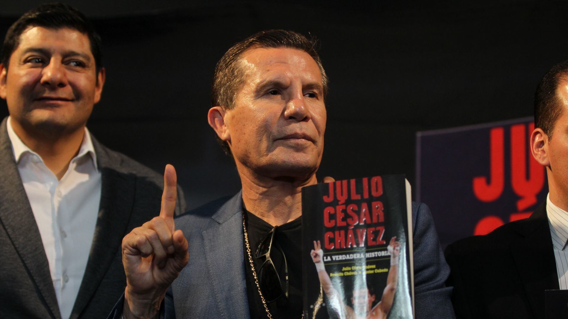 ¿Julio César Chávez tendrá pelea de exhibición contra Floyd Mayweather?