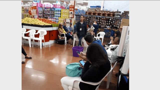 Los empleados ofrecieron también alimentos a los ciudadanos.