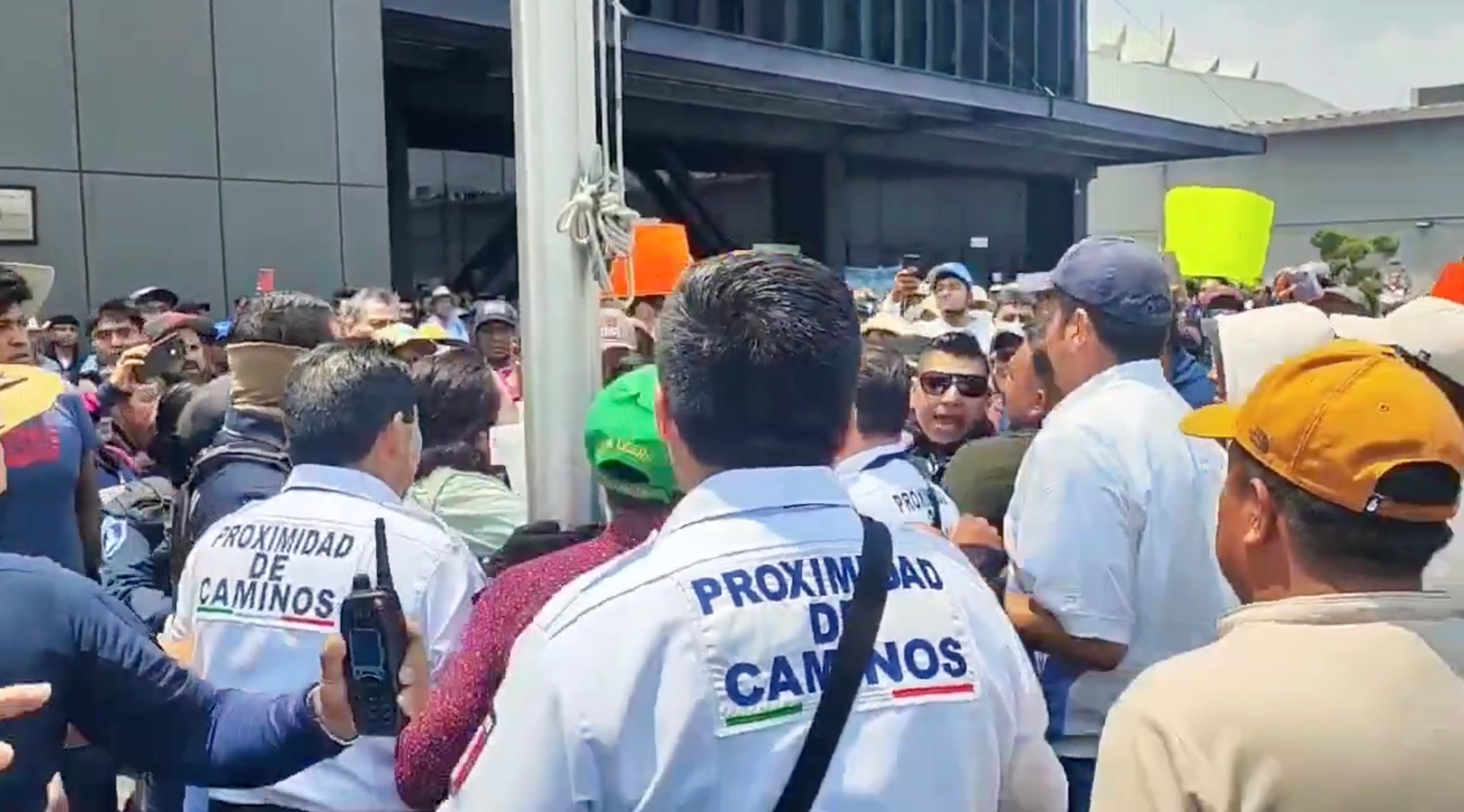 Campesinos toman oficinas del SAT en Puebla y retienen a funcionaria