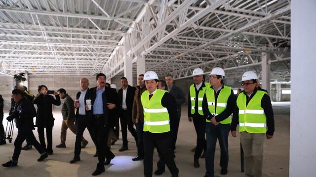 Zoé Robledo recorrió con integrantes del sector salud y el gobernador de Chihuahua, Javier Corral, obras inconclusas que integran el llamado “complejo hospitalario” en Ciudad Juárez.