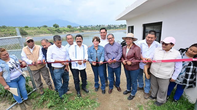 Delfina Gómez entrega olla de captación de agua para productores de Texcoco