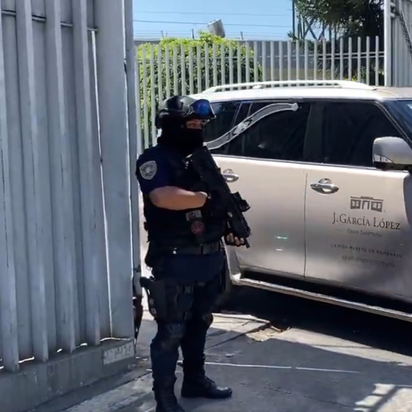 Carrozas fúnebres salen de la FGR; confirman entrega de restos de El Mencho