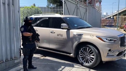 Carrozas fúnebres salen de la FGR; confirman entrega de restos de El Mencho