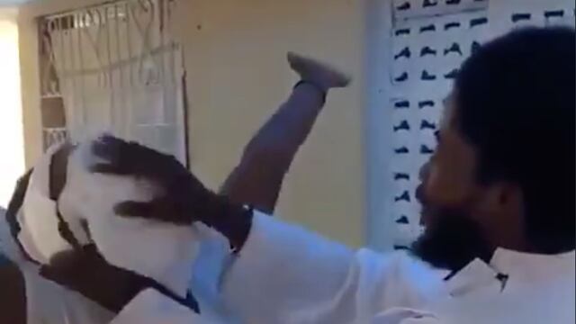 El cura que limpia a sus seguidores con el mismo pañuelo.