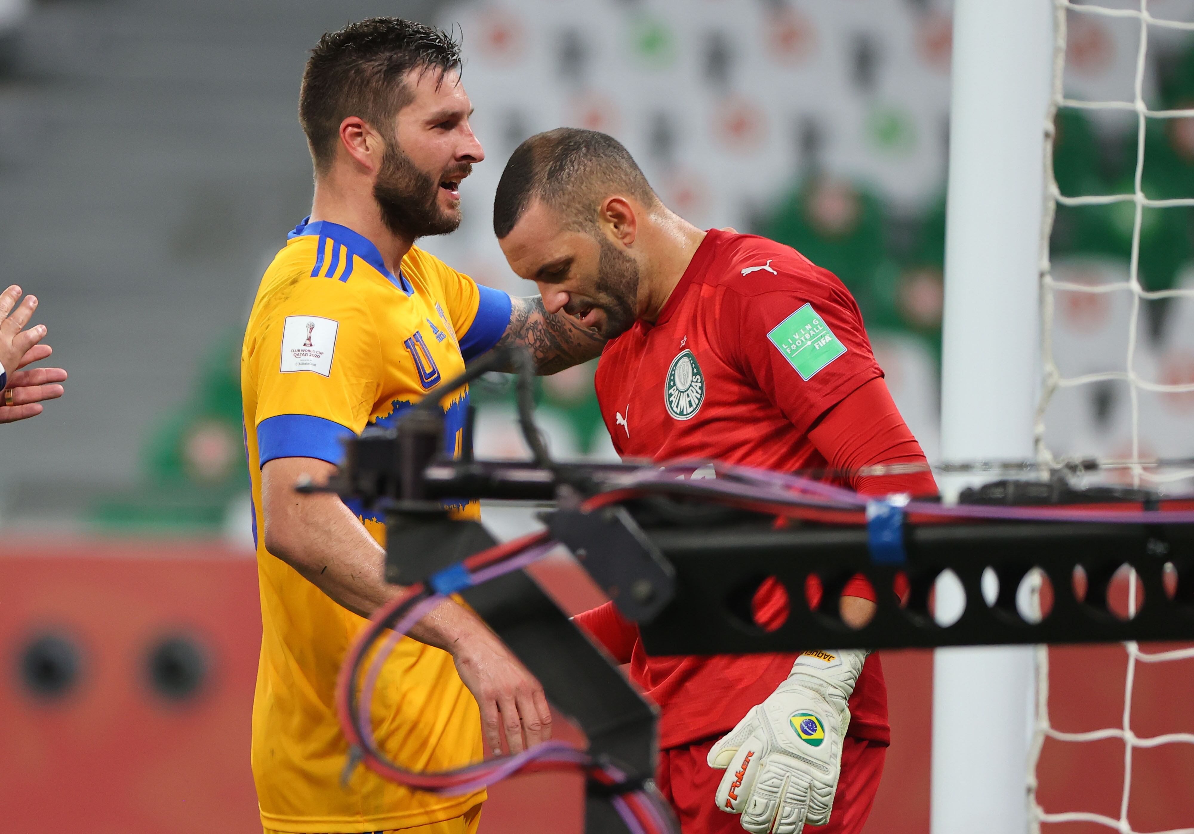 Gignac abraza a Weverton