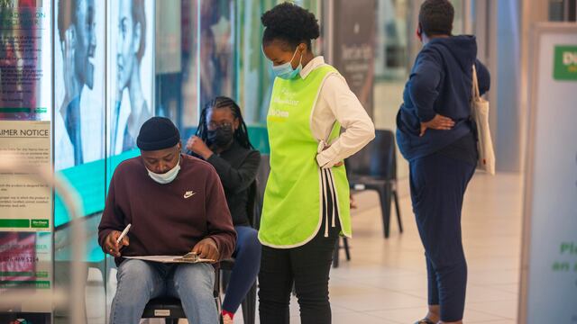 Sudáfrica acusa de “castigo” mundial tras restricciones por nueva variante Omicron