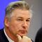 Alec Baldwin tiene una preocupación menos; libra los cargos por disparar al director de Rust