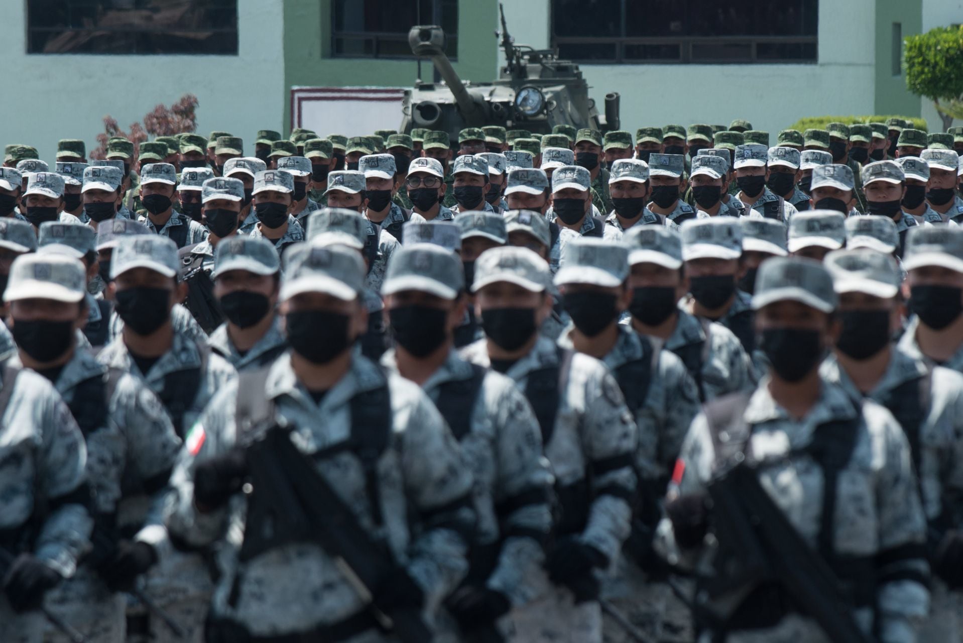 Hoy 16 septiembre, se llevará el desfile militar en vivo; donde militares ya han llegado al Zócalo en el Metro de la CDMX, sitio en el cual se espera que lleguen 18 mil elementos de diversas dependencias