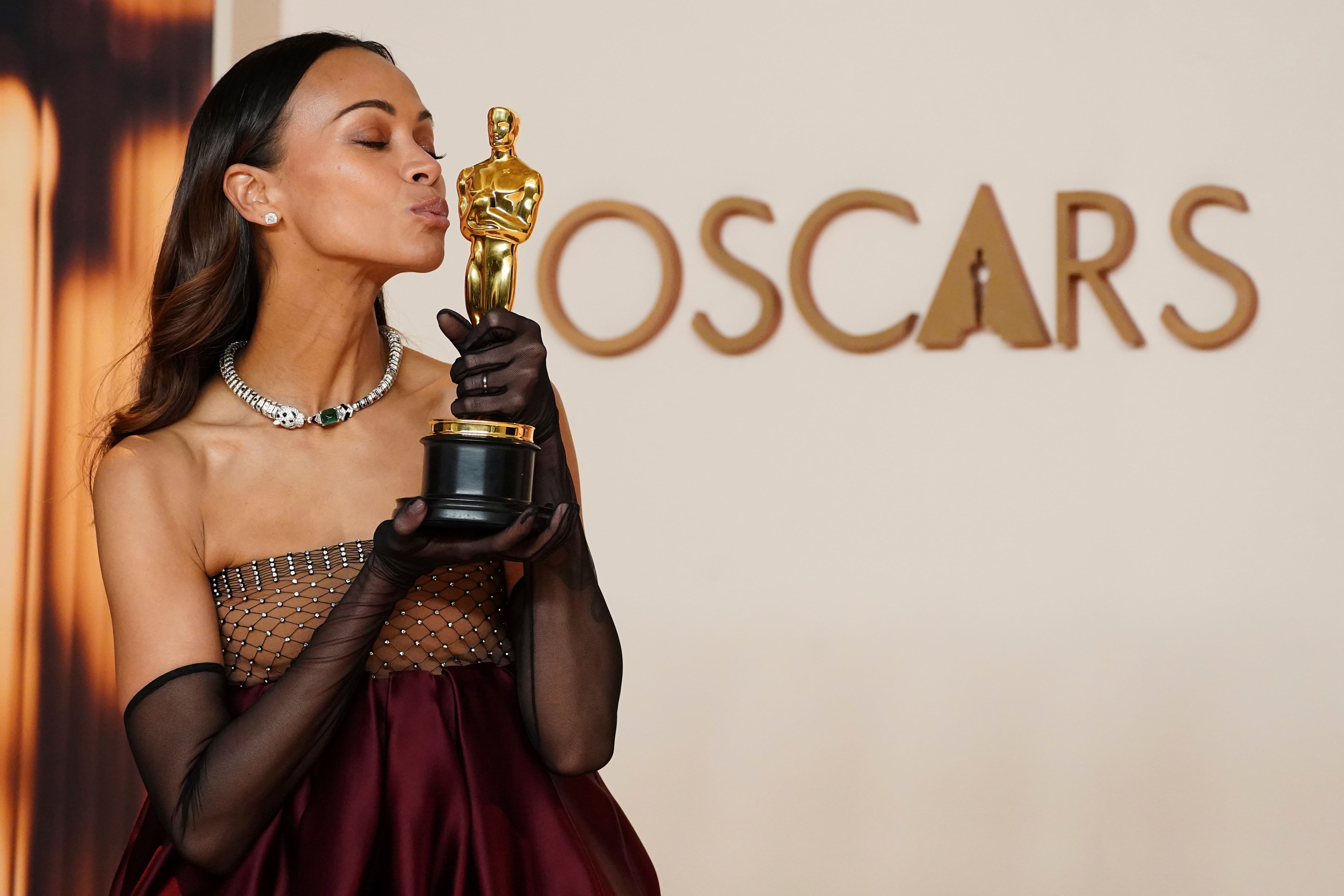 Zoe Saldaña en los Premios Oscar 2025 por Emilia Pérez