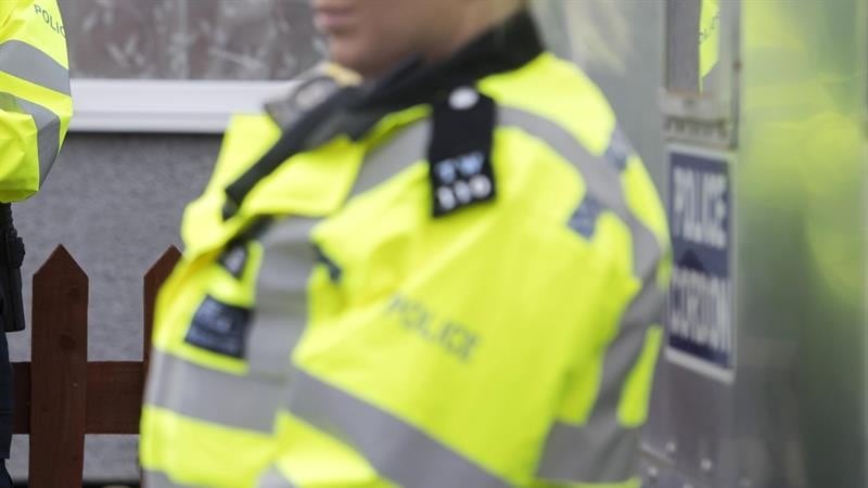 Oficial de policía británica. Sospechosos detenidos.