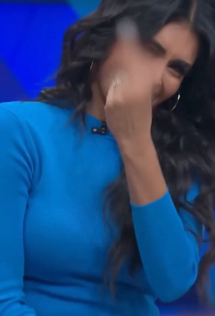 Kristal Silva le hace la 'Britney señal' a Capi Pérez en Venga la Alegría