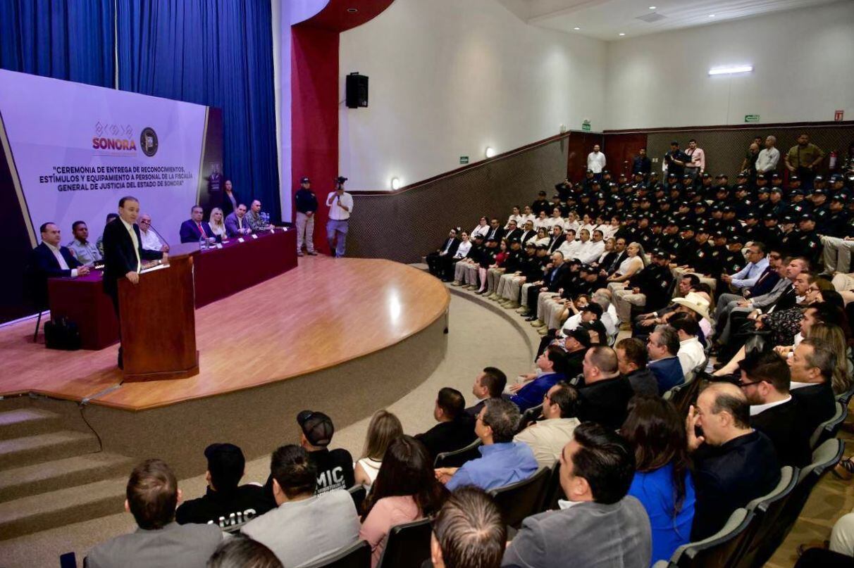 Alfonso Durazo entrega reconocimientos a personal de FGJE