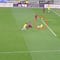 VIDEO: Prácticamente sentado, hace espectacular pirueta para marcar el gol del año