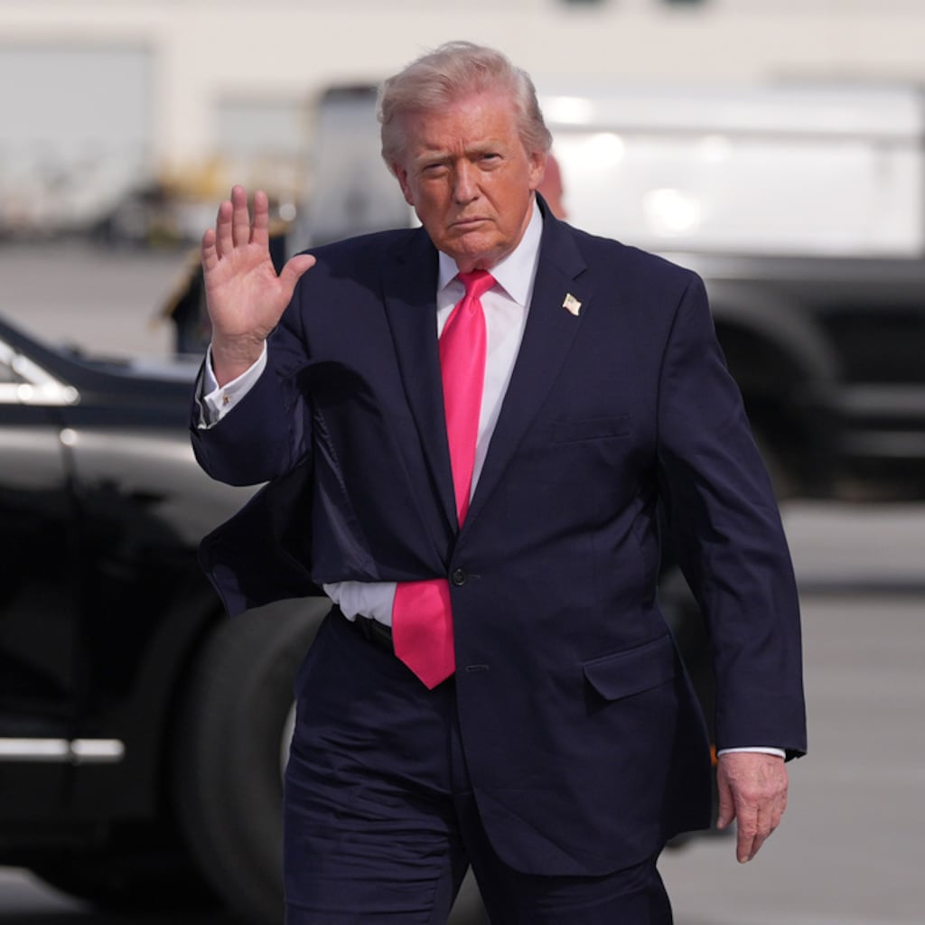 Trump asegura que Irán reabrió el Estrecho de Ormuz en plena tregua en Líbano