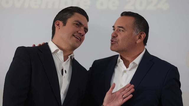 Jorge Romero platica con Renán Barrera Concha