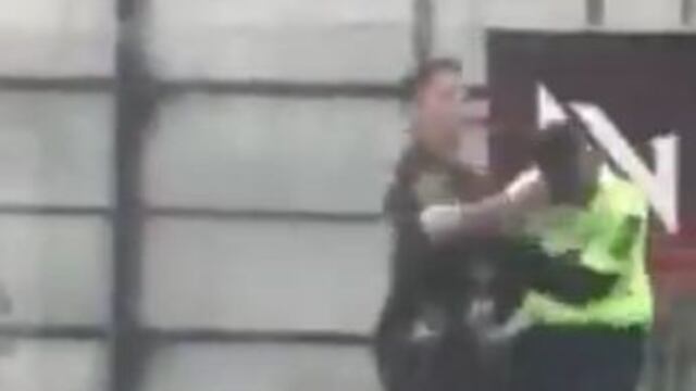 Un futbolista amateur en Argentina le propinó una brutal golpiza al árbitro de su partido, tras expulsar a uno de sus compañeros.