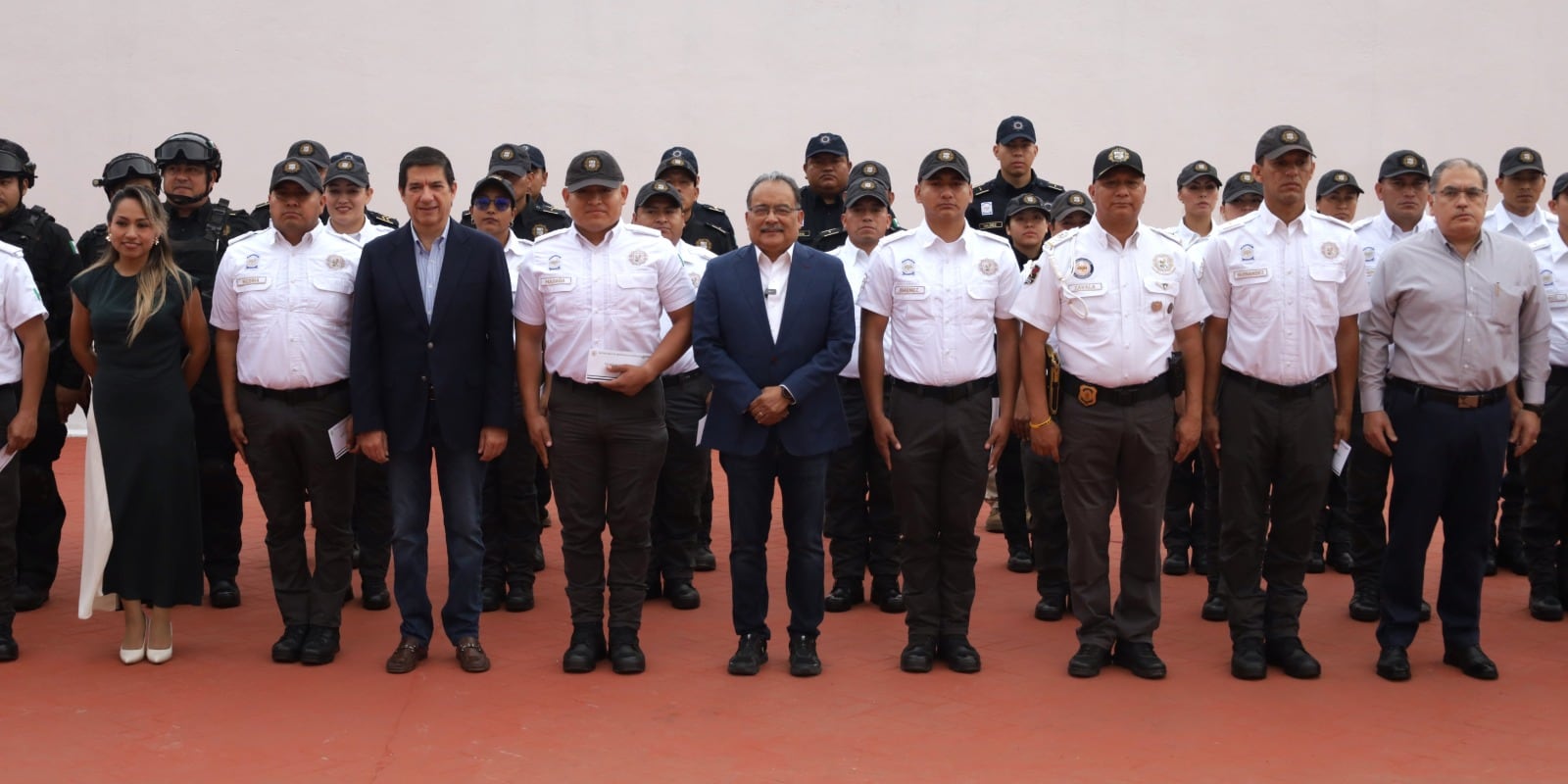 Escobedo reconoce valentía de Proxpol: Andrés Mijes condecora a policías.